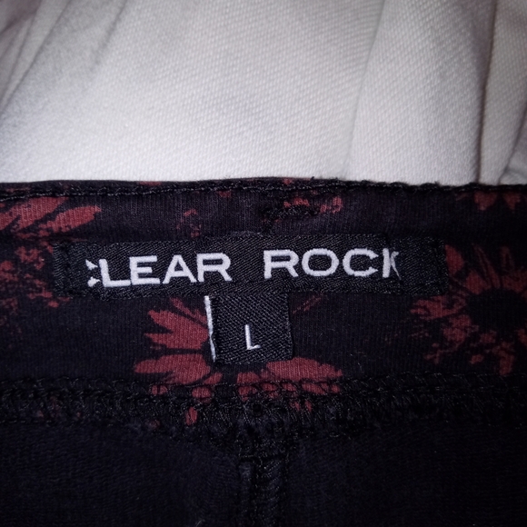 Clear rock red/black floral large print shorts - Picture 2 of 3